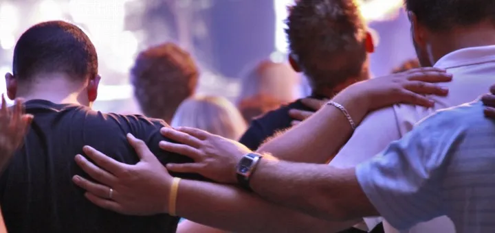 Essere sacerdoti o essere se stessi? La storia d’amore di Melqui e Denisson